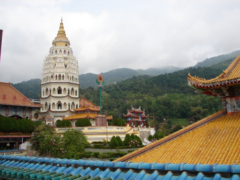 2008/03(March)/AroundTheWorld/1st 4 Stops/800x600_16 Penang Chinese Temple of Paradise 200 steps.jpg